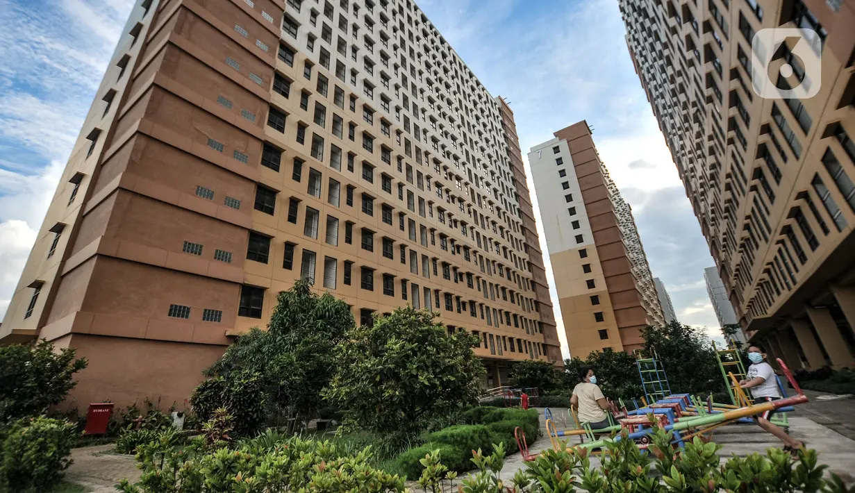 Anak-anak bermain di taman tower Rusunawa Nagrak, Marunda, Kecamatan Cilincing, Jakarta Utara, Selasa (15/6/2021). Terdiri atas 14 tower dengan masing-masing memiliki 16 lantai dan 255 unit. Saat ini sebanyak 846 unit telah dihuni yang tersebar di tower 11-14. (merdeka.com/Iqbal S. Nugroho)