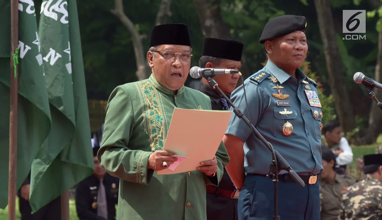 Ketua PBNU Said Aqil Siradj menyampaikan pidato di hadapan para santri saat Apel Hari Santri Nasional 2017, di Tugu Proklamasi, Jakarta, Minggu (22/10). (Liputan6.com/Fery Pradolo)