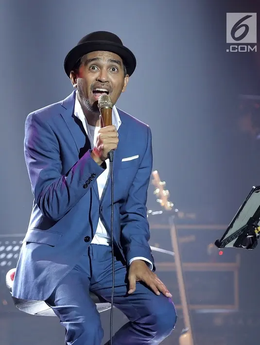 Penyanyi Glenn Fredly dalam konser 'Harmonia: Titik Balik' di Balai Sarbini, Jakarta, Kamis (14/2). Konser yang juga diisi oleh penyanyi Aderaprabu Lantip Trengginas alias Adera tersebut berlangsung tepat di hari Valentine. (Fimela.com/ Bambang E. Ros)