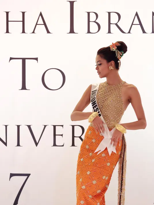 Selain itu, Bunga Jelitha juga mengenakan gaun malam karya desainer Ivan Gunawan yang bertemakan Bunga Cino. Gaun tersebut terbuat dari bahan dasar songket Palembang dan bermotif bunga cino. (Deki Prayoga/Bintang.com)