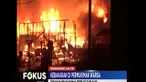 Petugas dari dinas pemadam kebakaran setempat tiba di lokasi ketika api sudah membakar puluhan rumah.