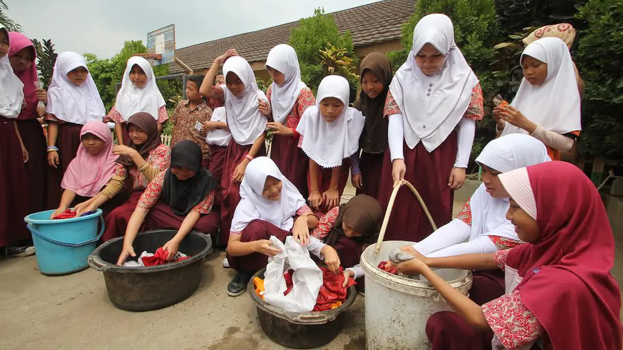 Jelang HUT ke-70 RI, Siswa SD di Banten Cuci Bendera Merah Putih