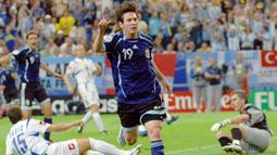 Bintang Argentina, Lionel Messi, merayakan gol yang dicetaknya ke gawang Serbia Montenegro pada laga Piala Dunia di Stadion Gelsenkirchen, Nordrhein-Westfalen, Jumat (16/6/2006). (AFP/Jung Yeon-Je)