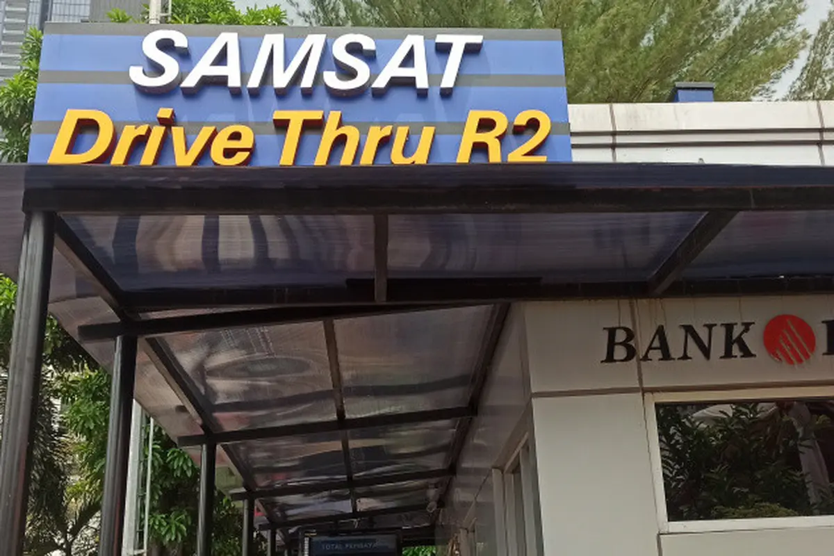 Layanan Samsat DriveThru untuk urus pajak motor tahunan lebih cepat (Fahmi/Liputan6)