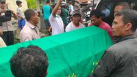 Prose pemakaman korban pembunuhan ayah oleh anak kandung di Majalengka. (Liputan6.com / Pradesta Bagus)