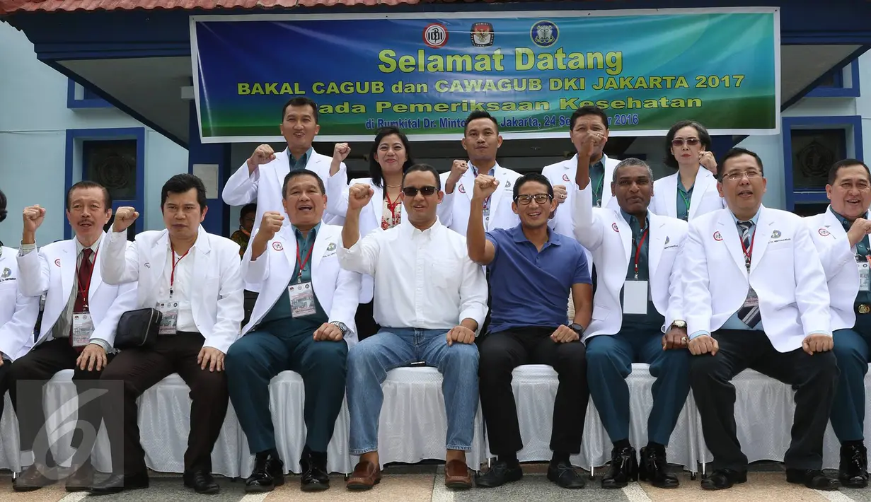 Pasangan Cagub Cawagub DKI Jakarta 2017 Anies Baswedan dan Sandiaga Uno foto bersama dengan tim dokter kesehatan saat akan menjalani tes kesehatan di RSAL Dr. Mintoharjo, Jakarta, Sabtu (24/9). (Liputan6.com/Immanuel Antonius)
