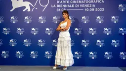 Penelope Cruz berpose untuk fotografer saat sesi pemotretan untuk film 'On The Fringe' pada Venice Film Festival edisi ke-79 di Venesia, Italia, 6 September 2022. Aktris berusia 48 tahun itu mengenakan gaun maxi putih dengan detail renda bunga. (AP Photo/Domenico Stinellis)
