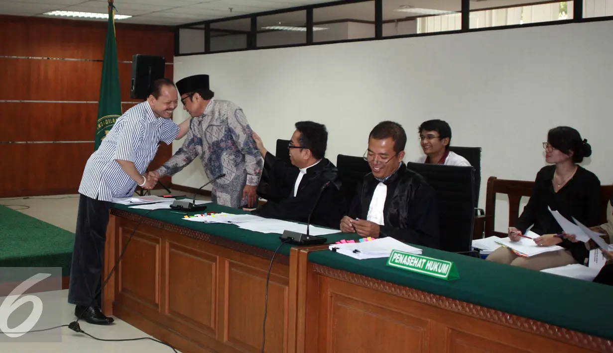Sutan Bhatoegana bersalaman dengan Waryono Karno di Pengadilan Tipikor, Jakarta, Rabu (1/7/2015). Sutan akan bersaksi dengan terdakwa Waryono Karno yang diduga terlibat korupsi SKK Migas (Liputan6.com/Helmi Afandi)