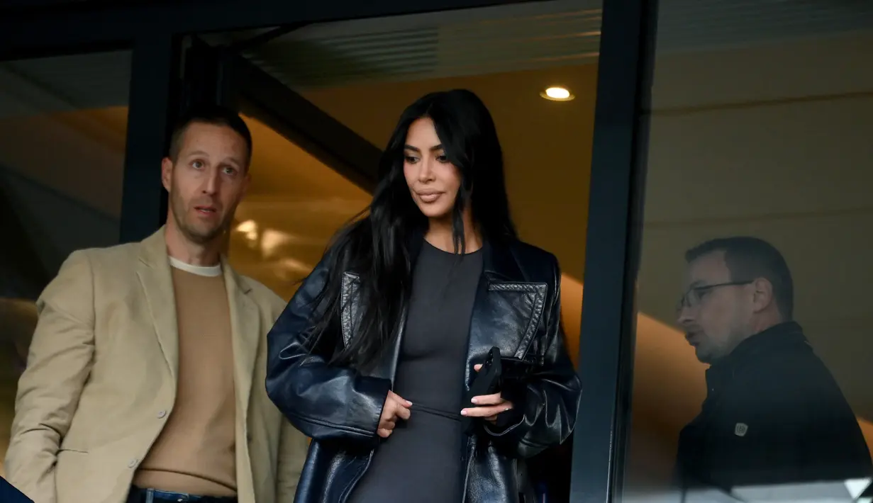 Aktris yang juga sosialita asal Amerika Serikat, Kim Kardashian saat tiba di stadion Parc des Princes untuk menyaksikan pertandingan Ligue 1 antara PSG melawan Rennais, Minggu (19/3/2023) malam WIB. Dalam pertandingan tersebut PSG kalah dengan skor 2-0 dari tamunya. (AFP/Frank Fife)