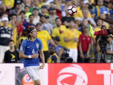 Pemain Ekuador,  Juan Carlos Paredes (kanan) menghalau bola dari kejaran pemain Brasil, Filipe Luis (kiri) pada laga pembuka Copa Amerika 2016 di Stadion Rose Bowl, Pasadena, (5/6/2016) WIB. (Mandatory Credit: Kelvin Kuo-USA TODAY Sports)