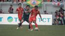 Pemain Persija Jakarta, Fajar Faturahman mencoba mengamankan bola dari rebutan pemain Semen Padang pada laga pekan terakhir BRI Super League 2025/2026 pada Sabtu (23/5) sore WIB. (Bola.com/Abdul Aziz)