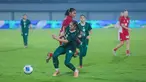 Pemain belakang Pakistan sukses meredam gelombang serangan dari pemain Timnas Indonesia Putri dalam laga kedua Grup D Kualifikasi Piala Asia Putri 2026. (Bola.com/M Iqbal Ichsan)