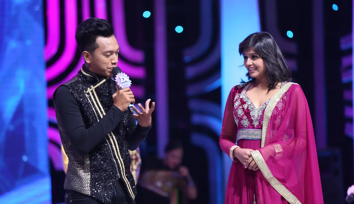 Tiga lampu hijau dari lima lampu didapat Nuril akademia asal Jember. Nuril tersingkir dalam perburuan tiket wildcard ke babak 5 besar D'Academy 4. Meski penampilan malam itu mendapat pujian dari dua aktor India. (Nurwahyunan/Bintang.com)