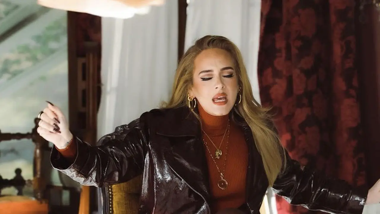 Penata Rias Adele Berbagi Bagaimana Dia Membuat Winged Eyeliner yang Ikonik/dok. Instagram @adele