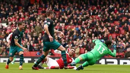 Pemain Arsenal, Pierre-Emerick Aubameyang mencetak gol ke gawang Southampton dalam lanjutan Premier League 2017/2018 di Stadion Emirates, Minggu (8/4). Arsenal berhasil mengamankan laga kandang usai mengalahkan Southampton 3-2. (Tim Goode/PA via AP)