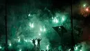 Suporter Panathinaikos menyalakan suar setelah pertandingan antara Panathinaikos melawan Olympiakos dalam Liga Super Yunani di Stadion Apostolos Nikolaides, Athena, dibatalkan. (21/11/2015). (AFP/SOOC/Alexandros Michailidis)