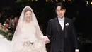 Ko Woo Rim saat menggandeng tangan Kim Yuna di altar pernikahan. (Foto: Instagram/ yunakim)