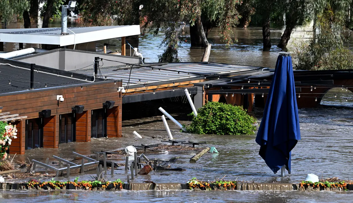 Sebuah kedai terendam banjir di pinggiran Kota Melbourne, Maribyrnong, Australia, Jumat (14/10/2022). Beberapa sungai yang meluap adalah Sungai Avoca, Sungai Loddon, Sungai Maribyrnong, dan Sungai Goulburn. (William WEST/AFP)
