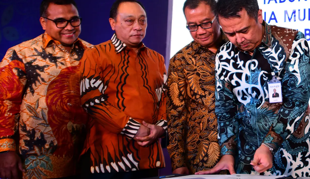 Direktur Commercial Banking BTN Oni Febriarto (kanan) saat penandatanganan perjanjian kredit korporasi senilai Rp.2 Triliun (non revolfing) di Jakarta, Selasa (18/12). (Liputan6.com/HO/Suryo)