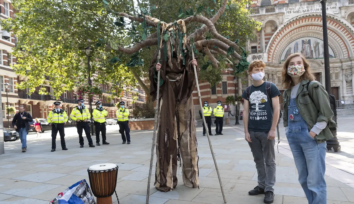Para pengunjuk rasa mengikuti demonstrasi bertajuk Extinction Rebellion di pusat kota Manchester, Inggris (1/9/2020). Mereka menyerukan kepada anggota parlemen untuk mendukung RUU darurat iklim yang menurut mereka akan mempercepat kemajuan Inggris dalam mengurangi emisi karbonnya. (Xinhua)