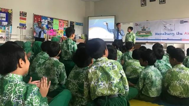 BRI Syariah kini menggelar program "SimPel BRIsyariah iB Goes To School." yang dilaksanakan serentak di seluruh Indonesia, pada Rabu (17/10/2018).