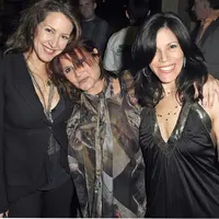 Joely Fisher, sebagai saudara tiri Carrie Fisher mengungkap hal terakhir yang mereka lakukan sebelum Carrie meninggal. Joely mengatakan dirinya sempat mengobrol dengan Carrie lewat pesan singkat satu hari sebelum Carrie bertandang ke L.A. (doc.PEOPLE)