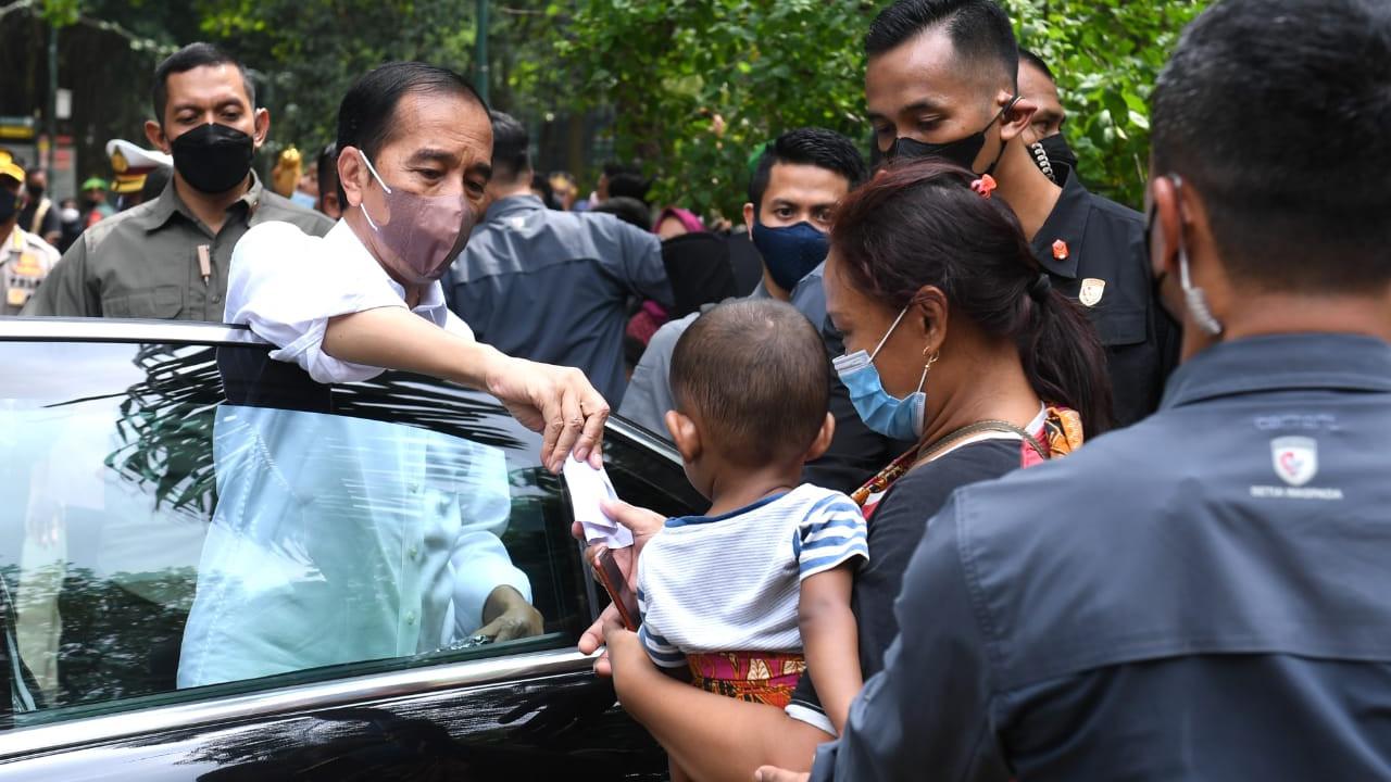 Presiden Joko Widodo (Jokowi) bertemu dan memberikan bantuan untuk pekerja seni di Taman Balekambang Surakarta, Kecamatan Banjarsari, Kota Surakarta, Kamis, 26 Mei 2022.