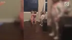 Ungkapan persahabatan tidak hanya dilakukan oleh orang dewasa. Para bayi pun turut mengekspresikan persahabatan mereka melalui pelukan.