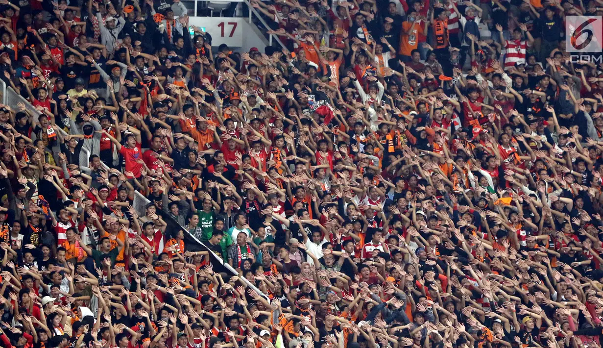Ribuan suporter Persija Jakarta, The Jakmania mengangkat tangan sambil yel-yel pada laga final Piala Presiden 2018 antara Persija Jakarta melawan Bali United di Stadion Utama GBK, Senayan, Jakarta, Sabtu (17/2). (Liputan6.com/Arya Manggala)