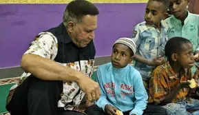 Paulus Waterpouw sangat memperhatikan anak-anak Papua, selalu menyempatkan waktu menyapa anak-anak agar mereka termotivasi untuk kehidupan lebih baik. Foto: liputan6.com/Katharina Djanur&nbsp;