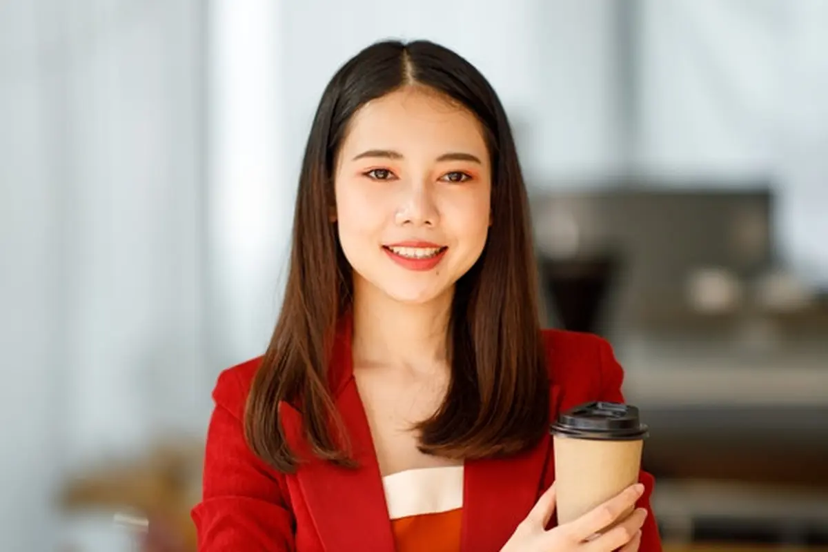 baju merah tersenyum kopi bekerja mandiri