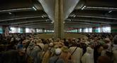 Jemaah Muslim melemparkan kerikil ke tiang-tiang sebagai simbol pelemparan batu ke setan pada hari kedua ritual, salah satu upacara terakhir ibadah haji tahunan, di Mina, Arab Saudi, Kamis 28 Mei 2026. (AP Photo/Altaf Qadri)