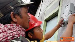 Citizen6, Malang: Petugas PLN Malang, Unit Pelayanan Jaringan ( UPJ) Tumpang sedang memasang kwh meter Listrik Prabayar (LBP) di rumah pelanggan di Desa Ranupani Kec. Senduro, Kab. Lumajang Jawa Timur, Sabtu (7/4). (Pengirim: badarudin Bakri)