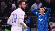 Pemain Juventus Cristiano Ronaldo (kanan) bereaksi saat bertanding melawan Lyon pada leg pertama babak 16 besar Liga Champions di Stadion Parc Olympique Lyonnais, Decines-Charpieu, Perancis, Rabu (26/2/2020). Lyon menang 1-0. (FRANCK FIFE/AFP)
