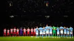 Pemain Manchester City (kanan) dan Red Star Belgrade berdiri saat mengheningkan cipta untuk mengenang para korban banjir Libya dan gempa Maroko sebelum pertandingan sepak bola Grup G Liga Champions antara Manchester City dan di Manchester, Inggris, Selasa (19/9/2023). Banjir Libya menewaskan lebih dari 11.000 orang dan 10.100 lainnya hilang, sementara gempa Maroko menewaskan setidaknya 2.900 orang. (AP Photo/Dave Thompson)