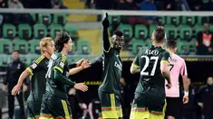 Pemain AC Milan, Mbaye Niang (tengah) merayakan gol bersama rekan-rekannya saat melawan Palermo pada lanjutan Serie A Liga Italia di Stadion Renzo Barbera, Palermo, Kamis (4/2/2016) dini hari WIB. (AFP/Giovanni Isolino)