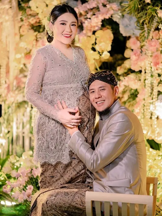 Baby bump Via yang telah semakin membesar juga curi perhatian netizen. Dalam momen mitoni tersebut, netizen juga dibuat bertanya-tanya mengenai jenis kelamin calon anak pertama Via Vallen. (Liputan6.com/IG/@viavallen)