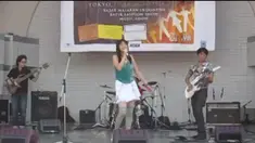 Di saat banyak orang Indonesia menyanyikan lagu dari penyanyi atau band luar negeri.Berbeda dengan orang Jepang ini yang memilih lagu Indonesia untuk dinyanyikan