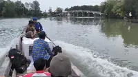 Distribusi Surat Suara Pilkada di Tulang Bawang Berlangsung Dramatis, Polisi Arungi Muara Penuh Buaya