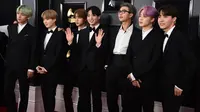 Boyband Korea Selatan, Bangtan Boys alias BTS saat hadir perdana pada perhelatan Grammy Awards 2019 di Staples Center, Los Angeles, Minggu (10/2). Member BTS tampil matching memakai tuksedo hitam, gaya klasik ala Amerika. (Jordan Strauss/Invision/AP)