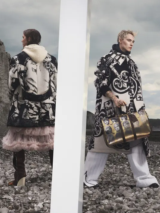 Koleksi kapsul Louis Vuitton x Fornasetti ini menampilkan pilihan produk Louis Vuitton yang lebih beragam dengan menggunakan motif Fornasetti, seperti bangunan, gembok, kunci, dan potret. (Foto:  dok. Louis Vuitton)