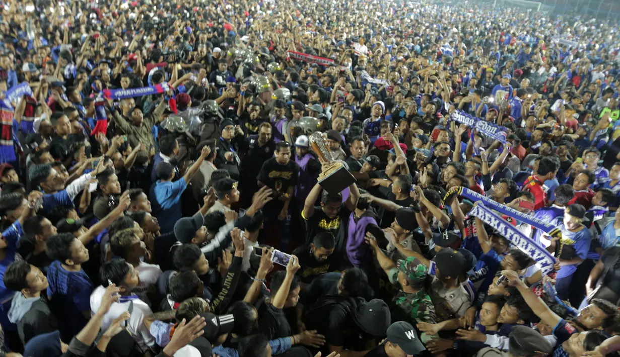 Pemain Arema FC merayakan gelar juara Piala Presiden 2019 usai menaklukkan Persebaya Surabaya di Stadion Kanjuruhan, Jumat (13/4). Arema FC menang 2-0 atas Persebaya. (Bola.com/Yoppy Renato)