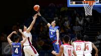 Pebasket Indonesia, Rony Gunawan (kiri) berebut bola dengan pemain Filipina, Jeth Troy Rosario dalam laga penyisihan Grup A SEA Games 2015 di OCBC Arena Hall, Singapura, Rabu (10/6/2015). Indonesia kalah 52-81. (Liputan6.com/Helmi Fithriansyah)