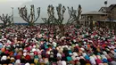 Umat muslim  Kashmir berdoa ditempat peninggalan yang dipercaya rambut dari janggut Nabi Muhammad selama festival untuk memperingati kematian Abu Bakar, India, (1/4). Abu Bakar merupakan salah satu sahabat dekat Nabi Muhammad. (REUTERS / Danish Ismail)