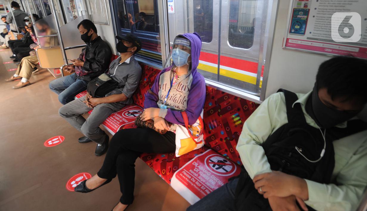 FOTO Penerapan Pembatasan Penumpang Dalam Gerbong KRL 