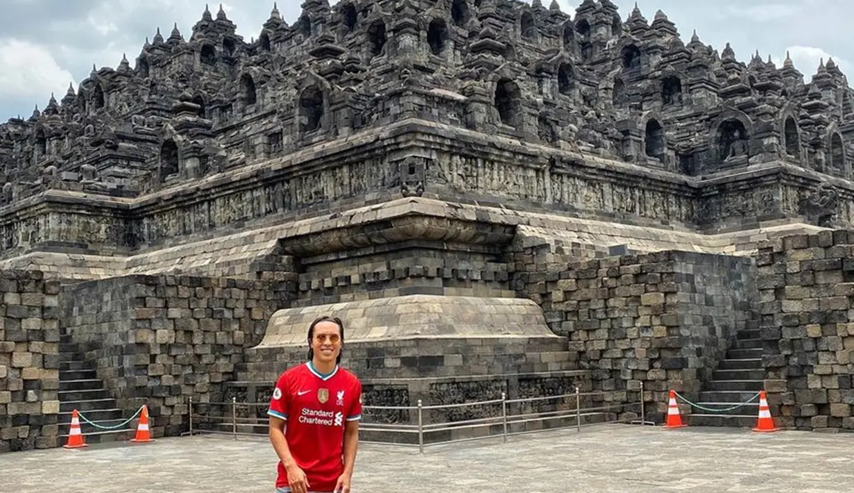Arthur Irawan selalu tampil kece saat di luar lapangan. Dengan mengenakan jersey Liverpool, pemain kelahiran 3 Maret 1993 ini terlihat menikmati liburan di Candi Borobudur. Potret kecenya ini mencuri perhatian. (Liputan6.com/IG/@arthurirawan)