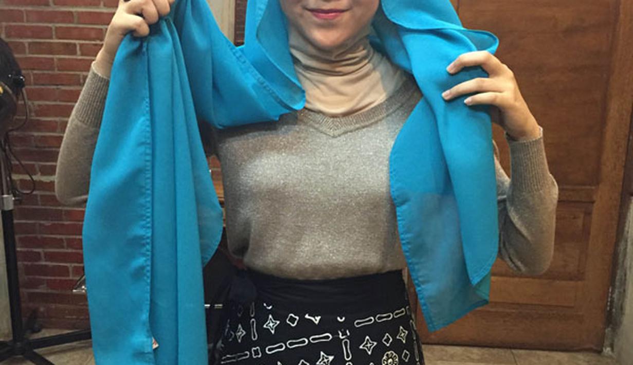 Tutorial Hijab Idul Fitri Anggun Menutup Dada Ala Tiffany Kenanga