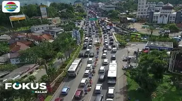 Petugas lalu lintas Polres Bogor melakukan sistem buka tutup satu arah lebih cepat untuk mengurai kemacetan panjang.