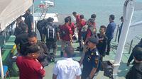 Tim Gabungan Periksa Kapal Asing di Selat Sunda. (Selasa, 30/07/2024). (Yandhi Deslatama/Liputan6.com).