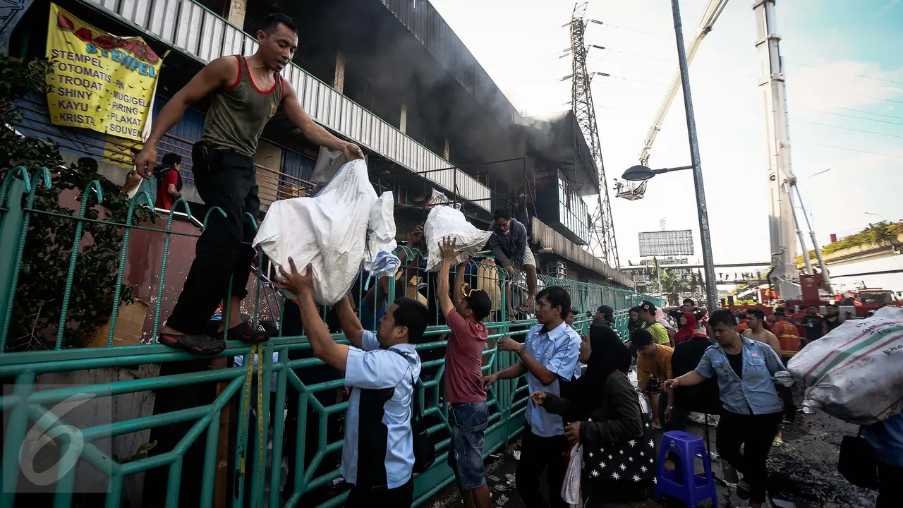 20170119-Pasar Senen Kebakaran, Pedagang Evakuasi Barang Dagangan-Jakarta